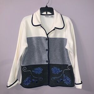 Classic elements M button up sweater with stitched leaves white gray and blue
